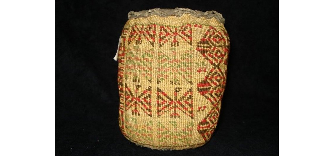 Photo of golden rectangjulard basket with red and green designs